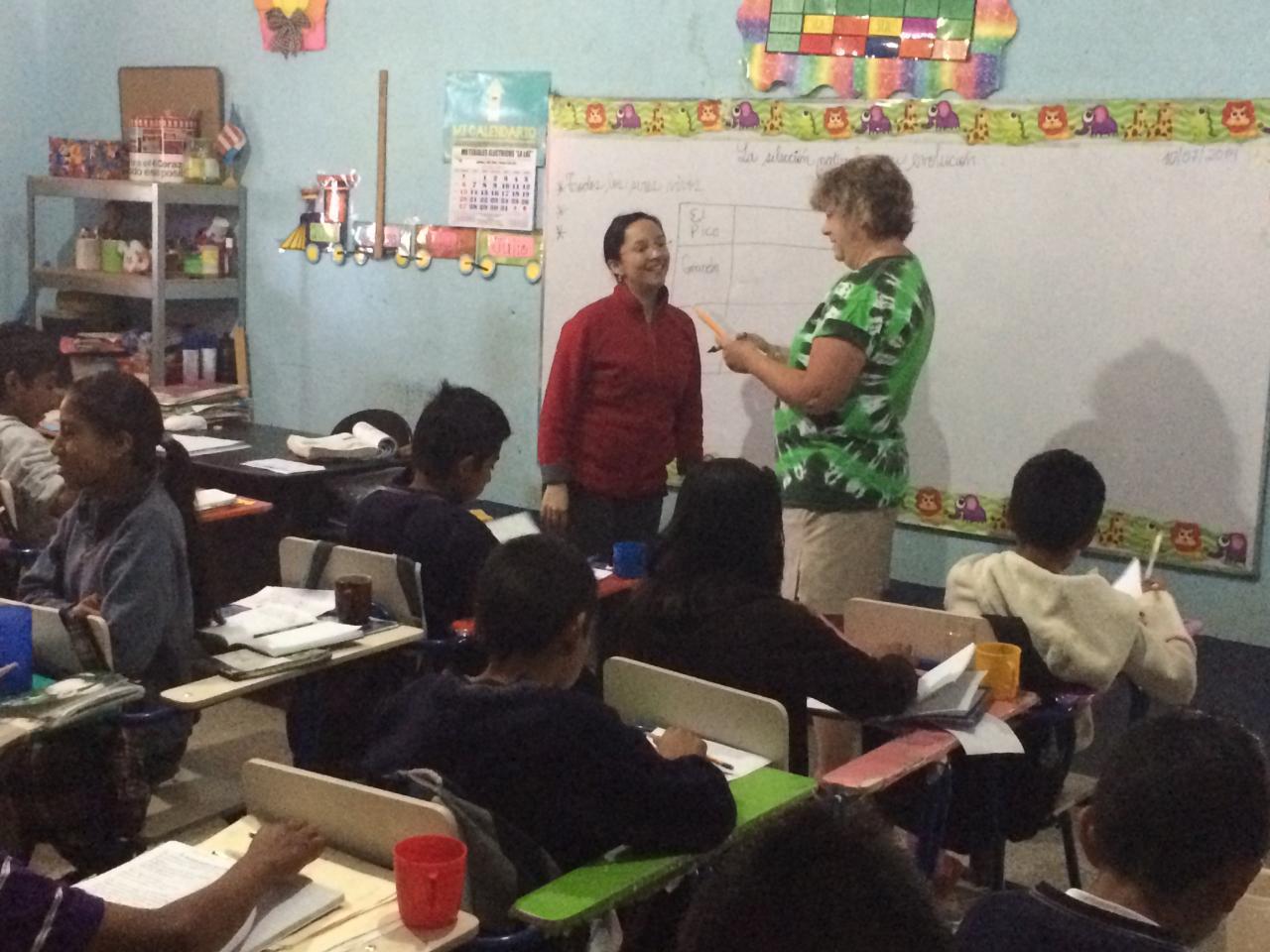 2014spanish_immersion_guatemala_2014_teaching_bird_beak_adaptations_at-school